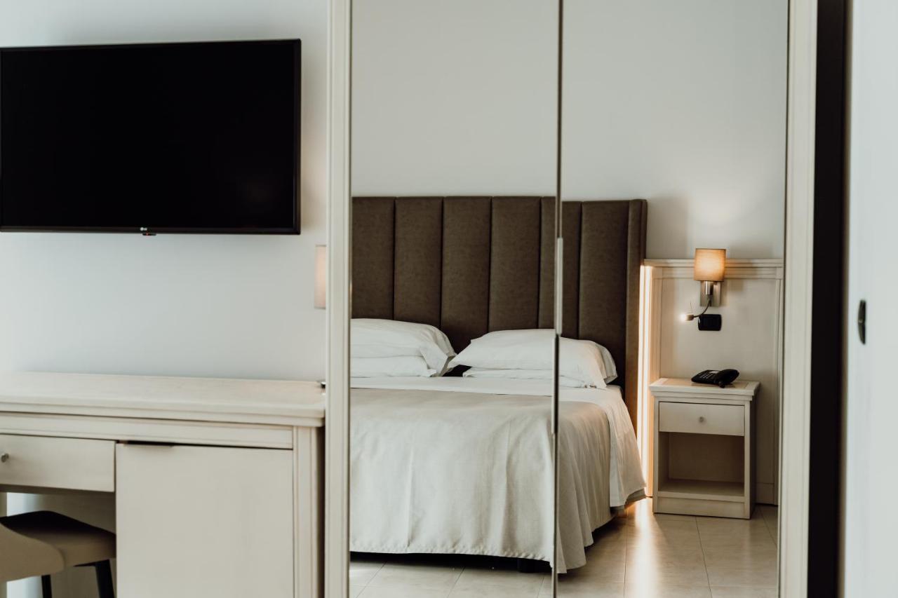 Hotel Falli Porto Cesareo Buitenkant foto