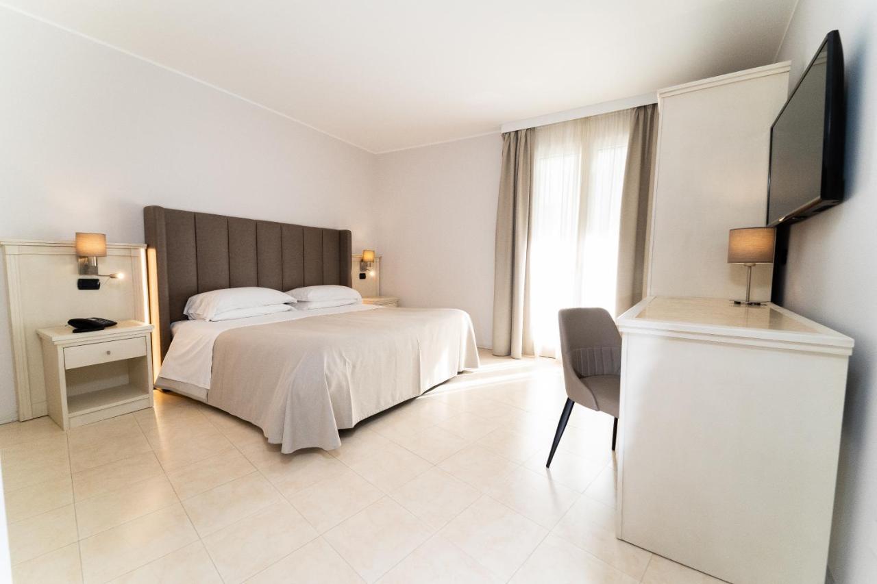 Hotel Falli Porto Cesareo Buitenkant foto