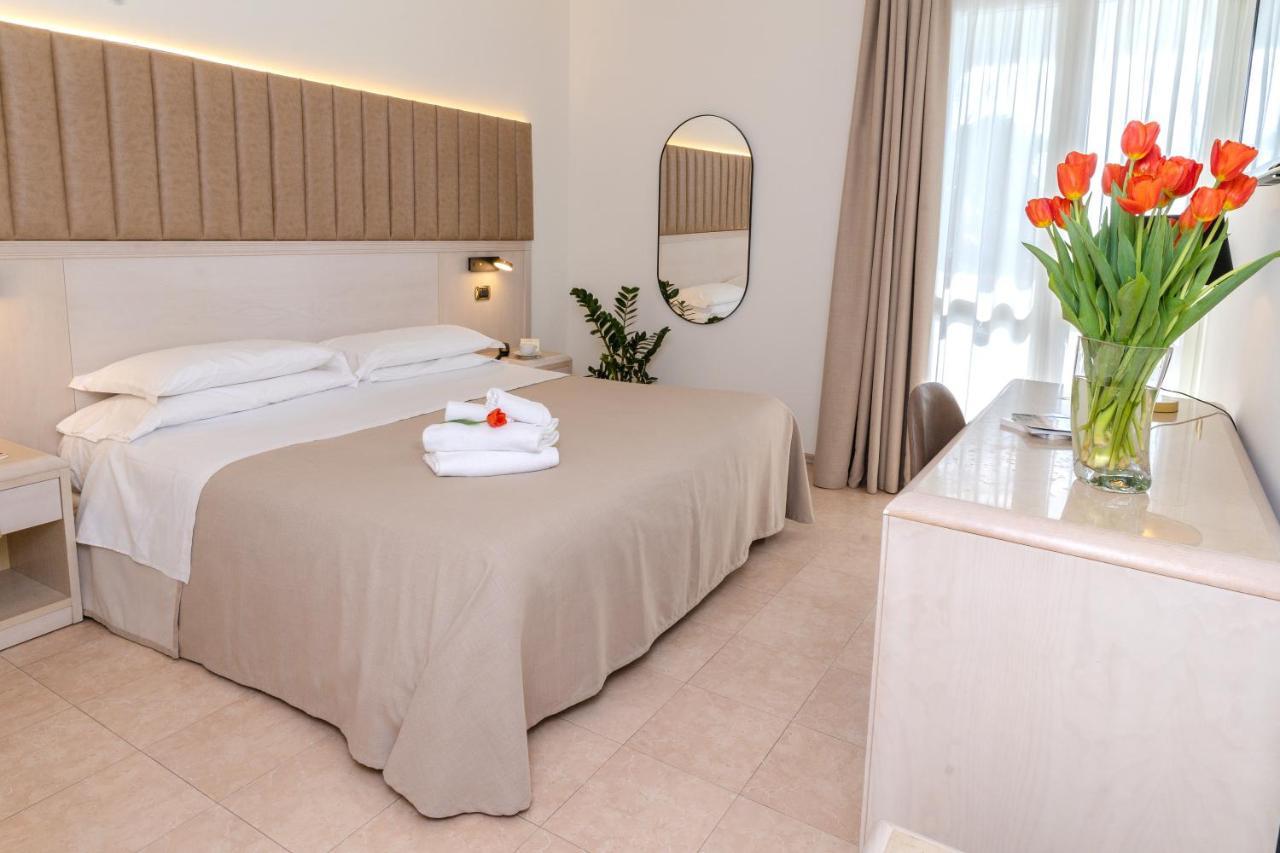 Hotel Falli Porto Cesareo Buitenkant foto