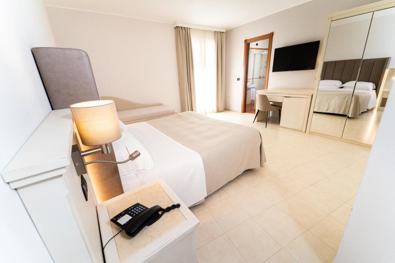 Hotel Falli Porto Cesareo Buitenkant foto