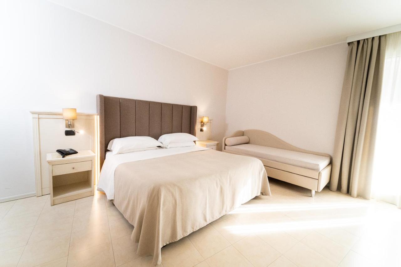 Hotel Falli Porto Cesareo Buitenkant foto