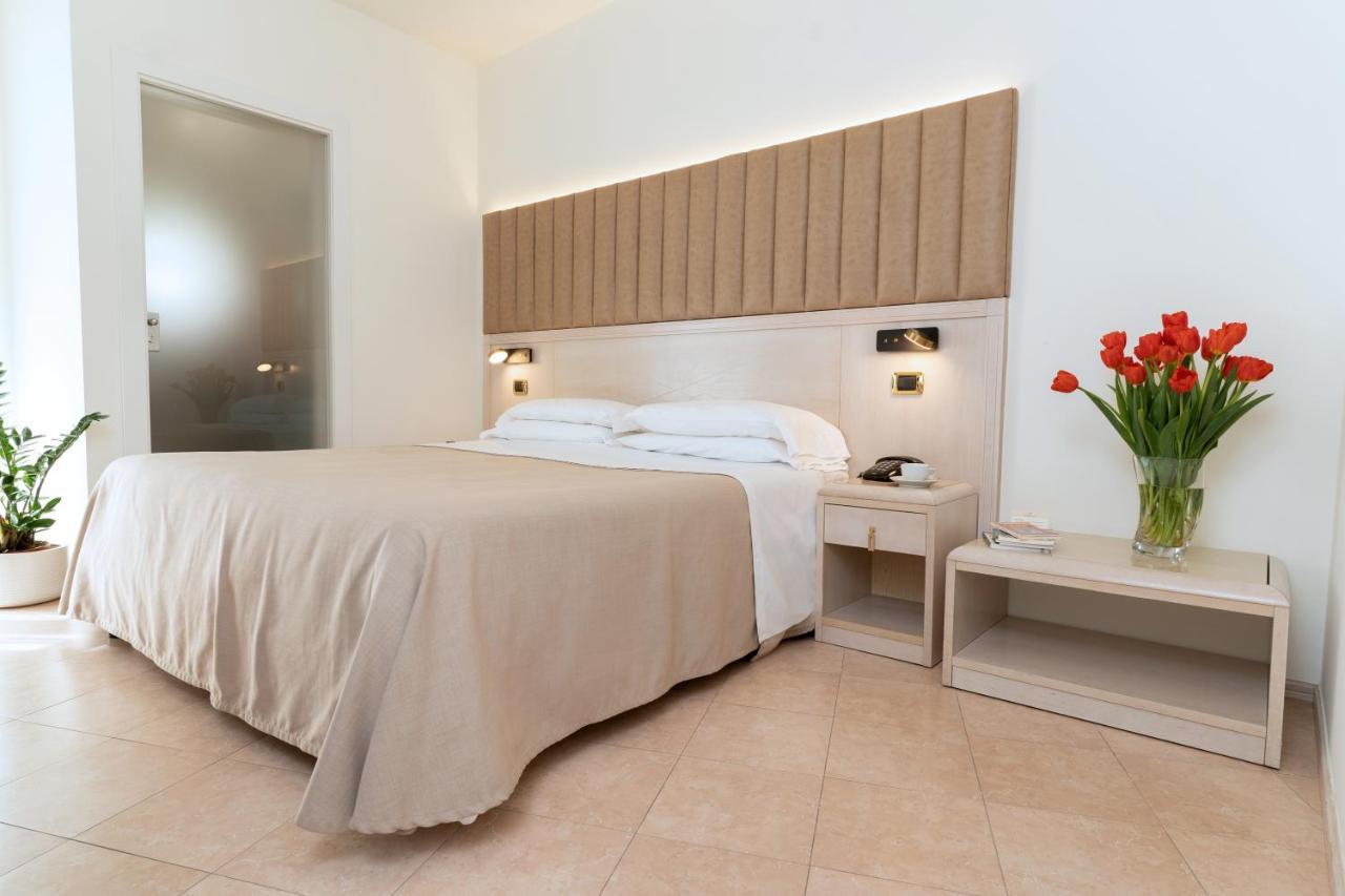 Hotel Falli Porto Cesareo Buitenkant foto